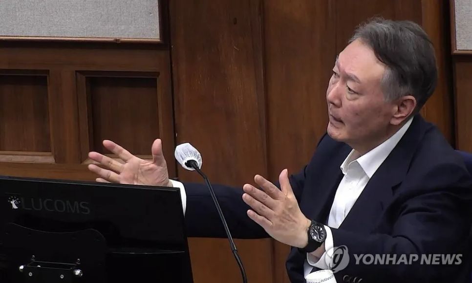 Cựu Tổng thống Hàn Quốc Yoon Suk Yeol trong phiên tòa xét xử tội nổi loạn <br>tại Tòa án quận trung tâm Seoul ngày 24 -12. Ảnh: YONHAP