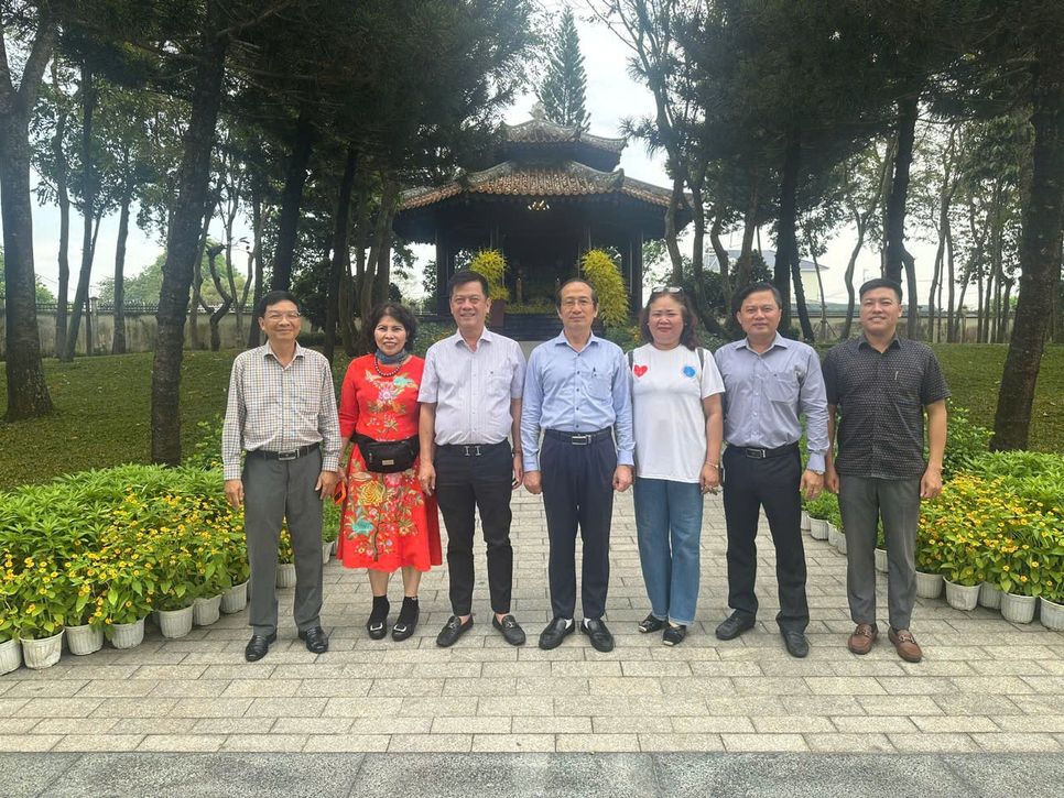 Các thành viên trong đoàn dâng hương và chụp hình lưu niệm trước không gian thờ tự cố Thủ tướng Phan Văn Khải