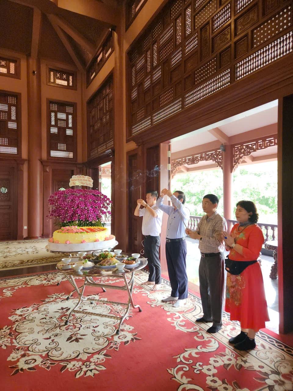 Đoàn đại biểu thành kính dâng hương, dâng hoa tưởng niệm nhân ngày sinh cố Thủ tướng Phan Văn Khải tại Nhà tưởng niệm