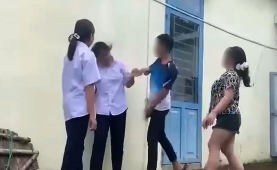 Vụ nữ sinh bị đánh hội đồng được xác định là học sinh của Trường THCS Quế Phong (xã Quế Sơn, TP Đà Nẵng). Ảnh chụp màn hình