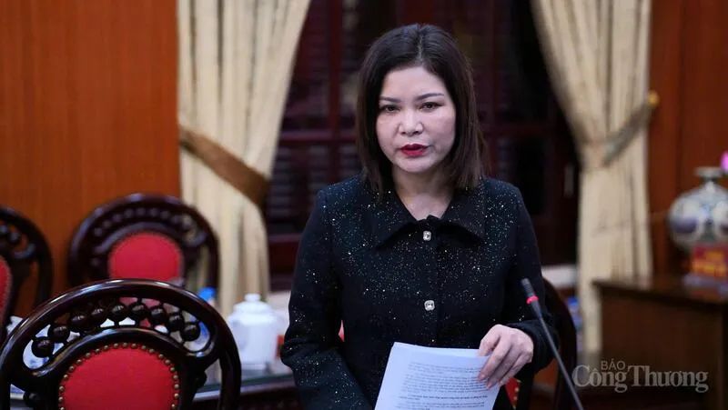 Bà Nguyễn Thúy Hiền thông tin tại cuộc họp ngày 26-12. Ảnh: BÁO CÔNG THƯƠNG