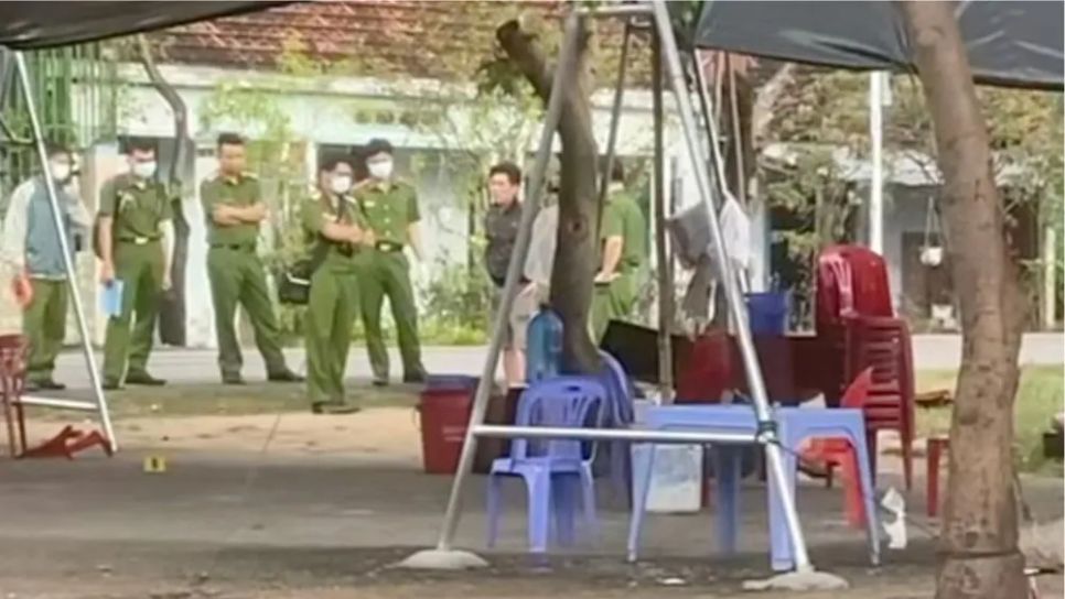 Công an kiểm tra hiện trường vụ việc. Ảnh: VẠN NINH