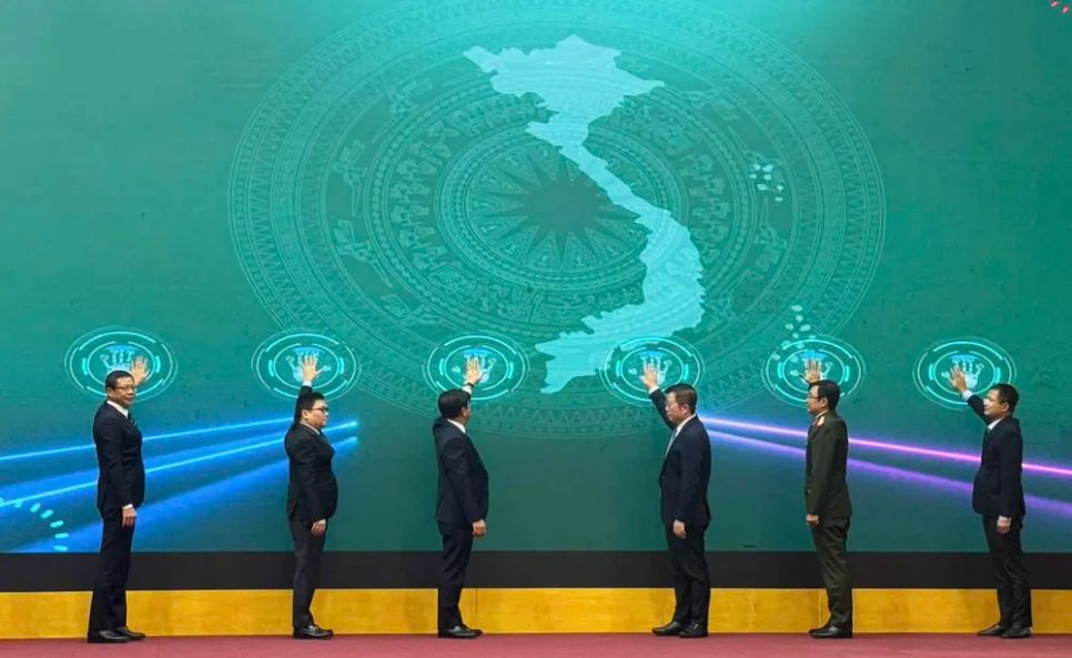 Lãnh đạo Bộ Nông nghiệp và Môi trường cùng các cơ quan liên quan thực hiện nghi thức ra mắt Hệ thống truy xuất nguồn gốc nông sản