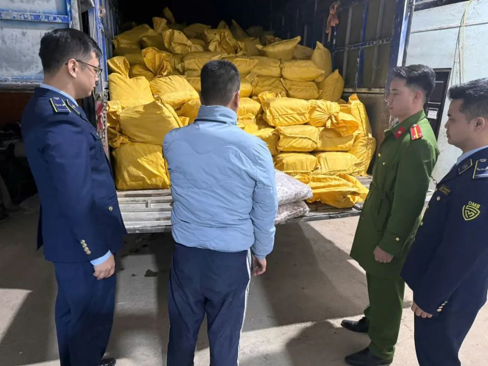 Cơ quan chức năng kiểm tra xe vận chuyển thực phẩm