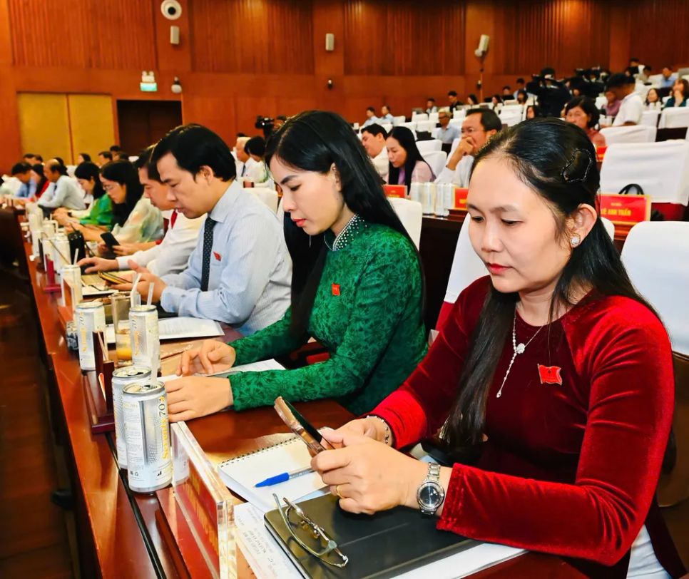 Đại biểu HĐND TPHCM biểu quyết thông qua các dự thảo nghị quyết. Ảnh: VIỆT DŨNG