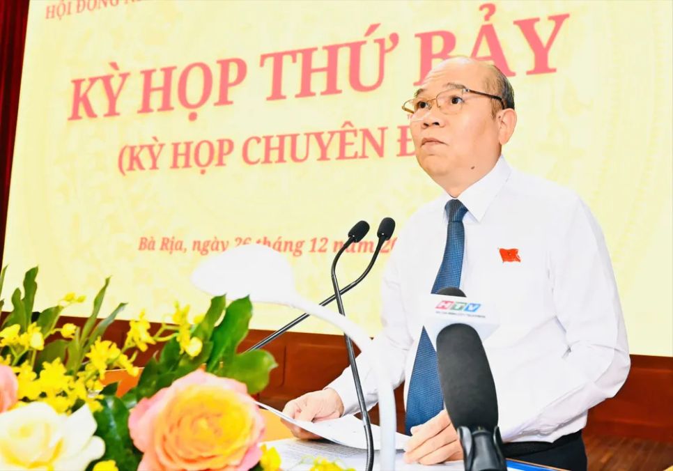 Phó Chủ tịch UBND TPHCM Trần Văn Bảy trình bày các tờ trình tại kỳ họp. Ảnh: VIỆT DŨNG