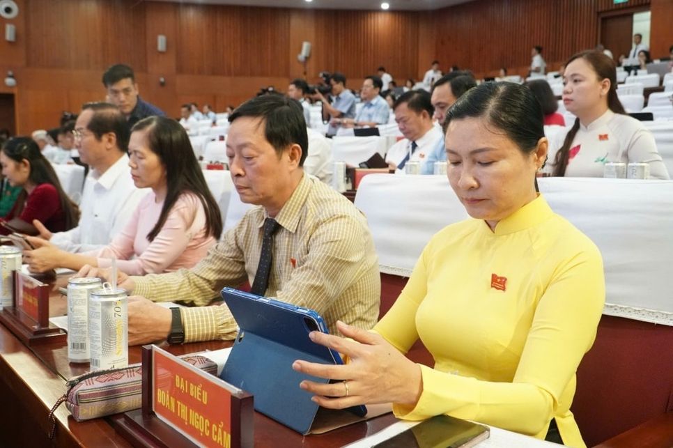 Các đại biểu thông qua những nội dung được thảo luận, quyết định tại kỳ họp