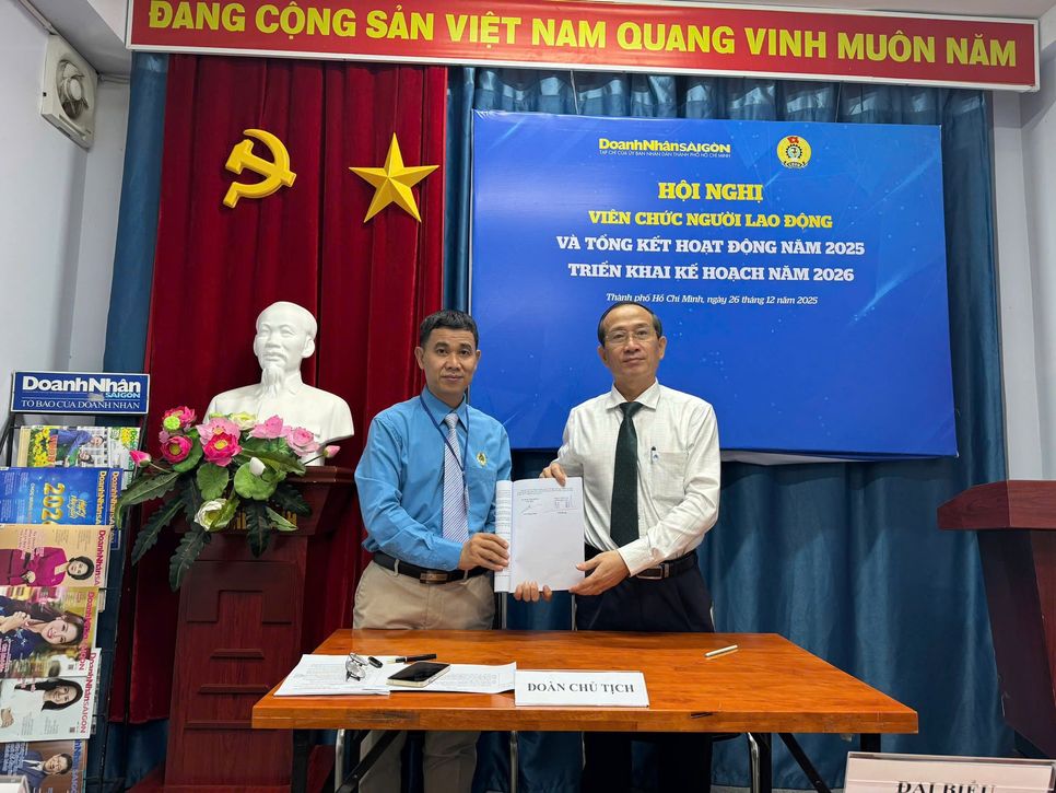 Tại hội nghị, “Quy chế quản lý tài chính và chi tiêu nội bộ Tạp chí Doanh Nhân Sài Gòn năm 2026” đã được ban hành cùng với cam kết “Giao ước thi đua năm 2026”