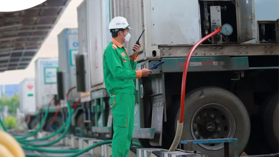 Nhân viên kiểm tra trạm chiết nạp khí CNG