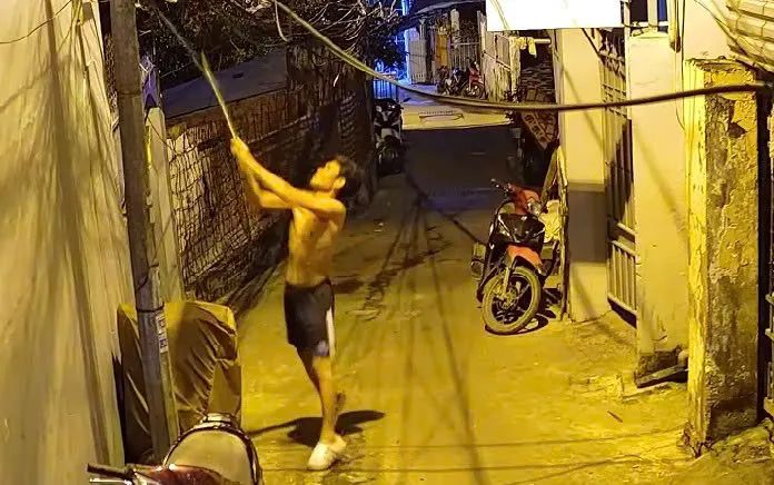 Hình ảnh ông Nguyễn Văn T. đập phá camera an ninh. Ảnh: CACC