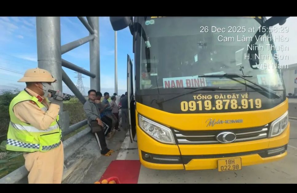 Chiếc xe chở quá số người so với quy định. Ảnh: Công an cung cấp