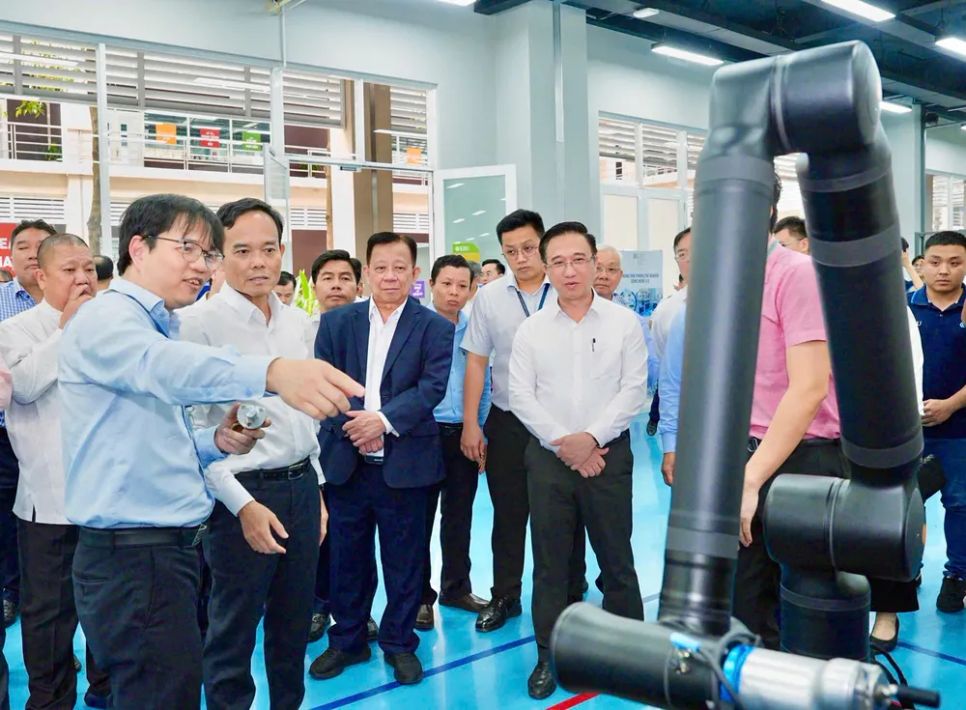 Bí thư Thành ủy TPHCM Trần Lưu Quang cùng các đại biểu tham quan Trường Đại học Quốc tế Miền Đông. Ảnh: <span style=