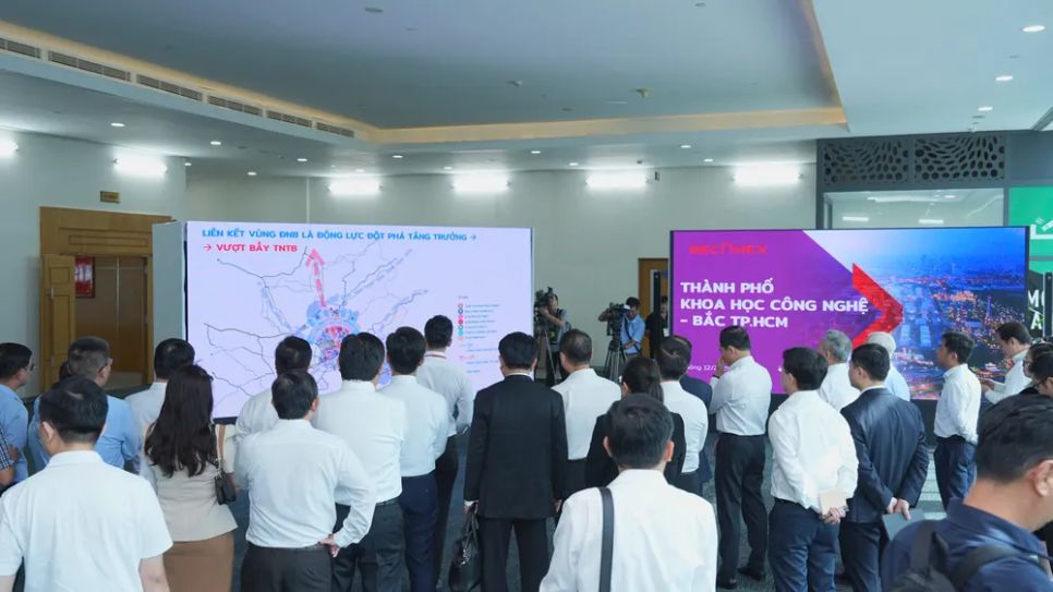 Đồng chí Trần Lưu Quang cùng các đại biểu làm việc tại Tập đoàn Becamex. Ảnh: <span style=