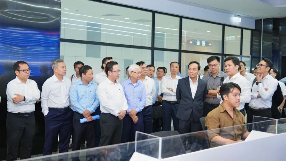 Đồng chí Trần Lưu Quang cùng các đại biểu tham quan khu vực điều hành thông minh của Tập đoàn Becamex. Ảnh: <span style=