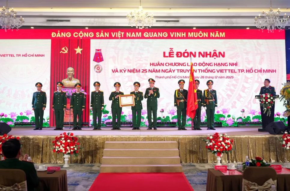 Thiếu tướng Đỗ Minh Phương thừa ủy quyền Chủ tịch nước trao Huân chương Lao động hạng nhì cho Viettel TPHCM