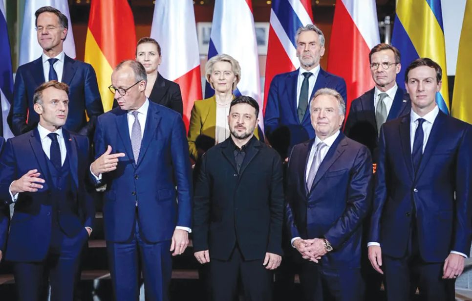 Tổng thống Ukraine Zelensky (giữa, hàng đầu) và hai đặc phái viên Tổng thống Mỹ Donald Trump tại cuộc gặp lãnh đạo châu Âu ở Berlin, Đức, ngày 15-12. Ảnh: CHINA DAILY