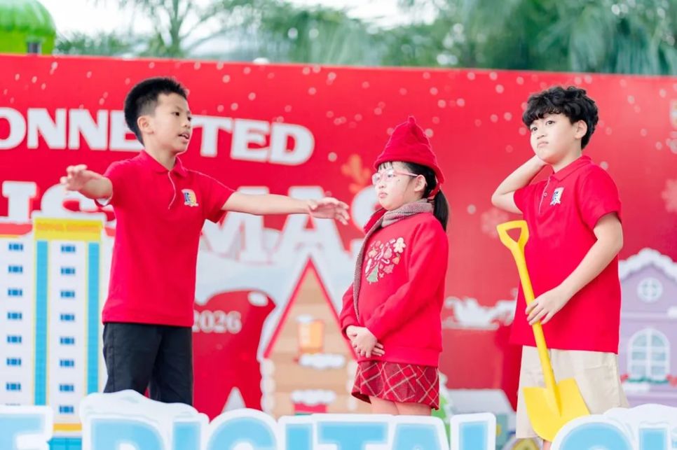 Học sinh Tiểu học và Trung học thể hiện kỹ năng biểu cảm, xử lý sân khấu chuyên nghiệp Học sinh Tiểu học và Trung học thể hiện kỹ năng biểu cảm, xử lý sân khấu chuyên nghiệp