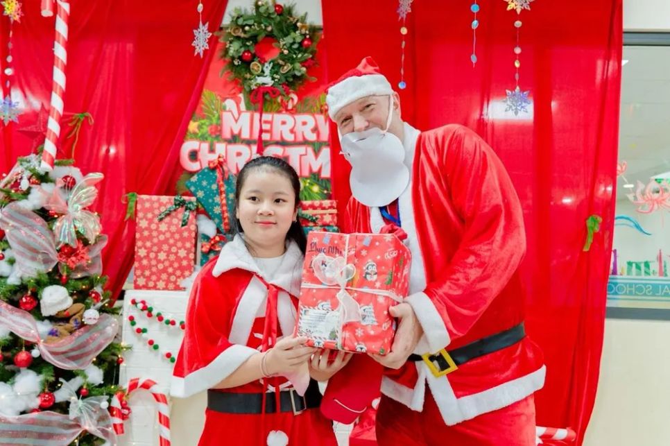 Khoảnh khắc ông già Noel trao quà – trải nghiệm Giáng sinh ý nghĩa đối với học sinh Khoảnh khắc ông già Noel trao quà – trải nghiệm Giáng sinh ý nghĩa đối với học sinh