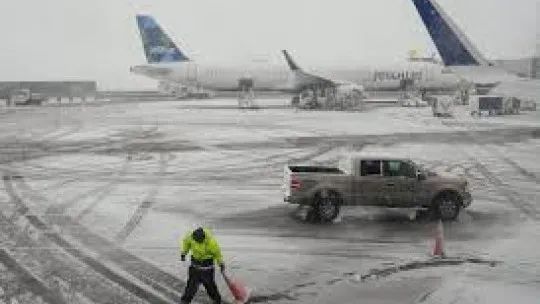Hàng trăm chuyến bay bị huỷ tại sân bay JFK ở TP New York. Ảnh: radiojamaicanewsonline
