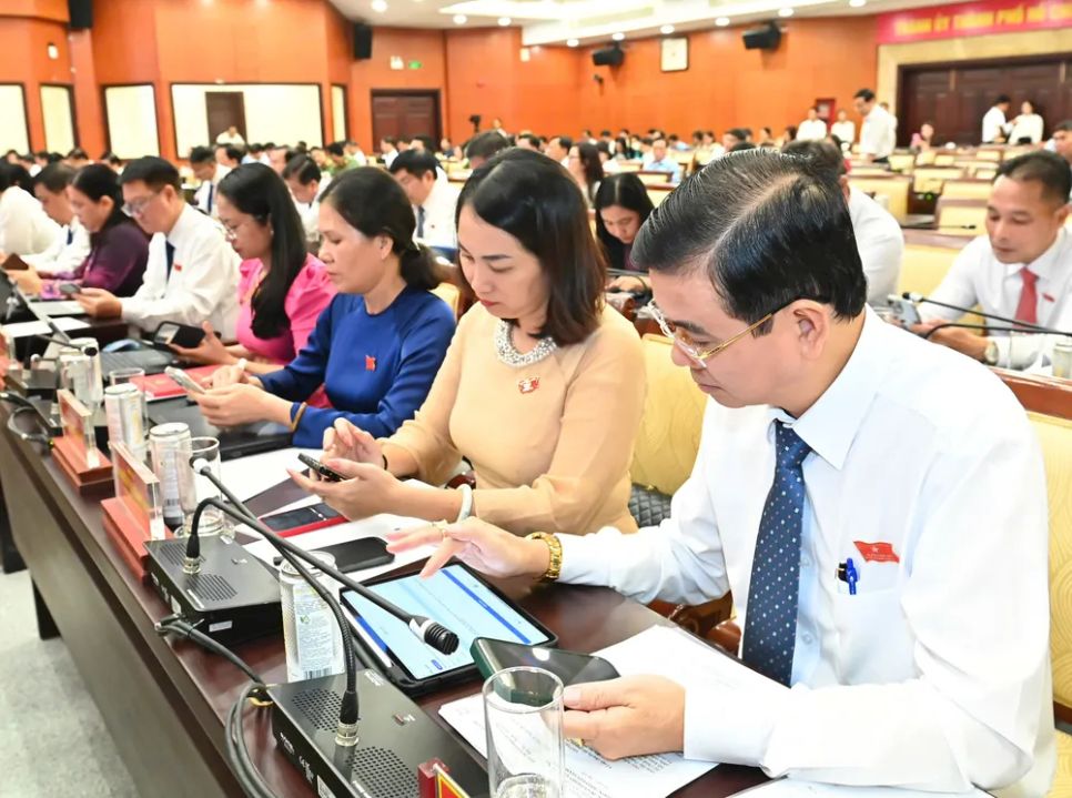 Các đại biểu dự kỳ họp thứ 5 HĐND TPHCM khóa X, nhiệm kỳ 2021-2026 biểu quyết thông qua các dự thảo nghị quyết
