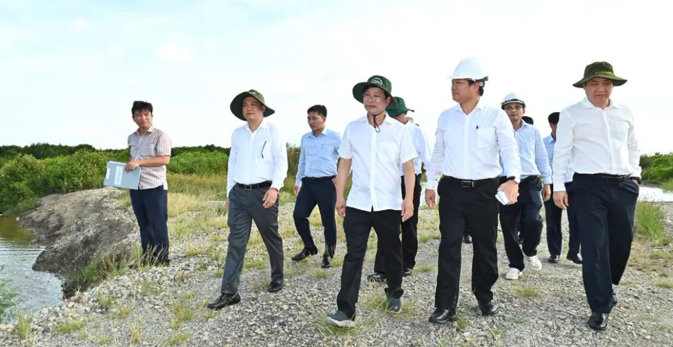 Chủ tịch HĐND TPHCM Võ Văn Minh dẫn đầu đoàn khảo sát loạt dự án giao thông kết nối trọng điểm khu vực Bà Rịa - Vũng Tàu (trước đây). Ảnh: VIỆT DŨNG