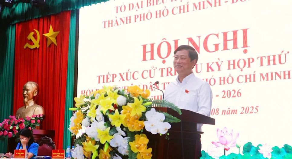 Chủ tịch HĐND TPHCM Võ Văn Minh tiếp xúc cử tri phường Phú Lợi. Ảnh: PHƯỜNG PHÚ LỢI