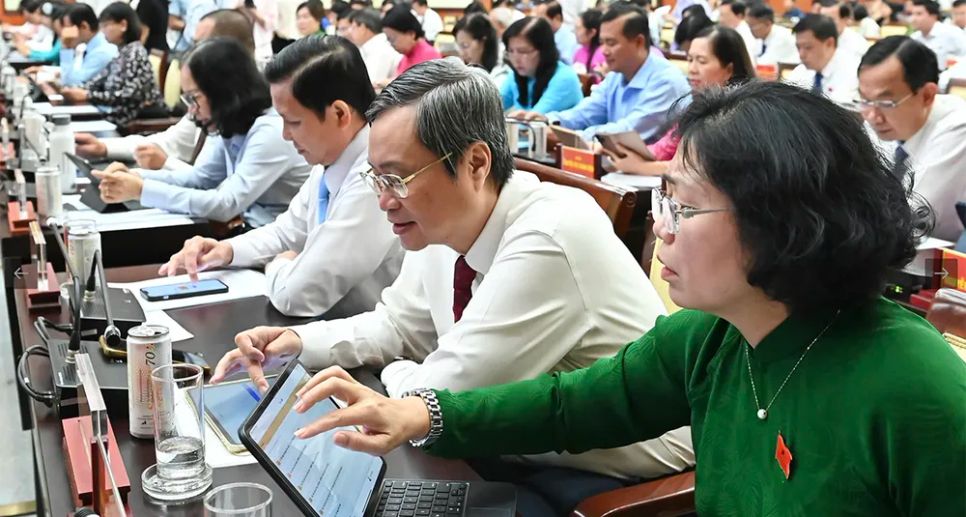 Kỳ họp không giấy, đại biểu nghiên cứu tài liệu và biểu quyết qua app. Ảnh VIỆT DŨNG