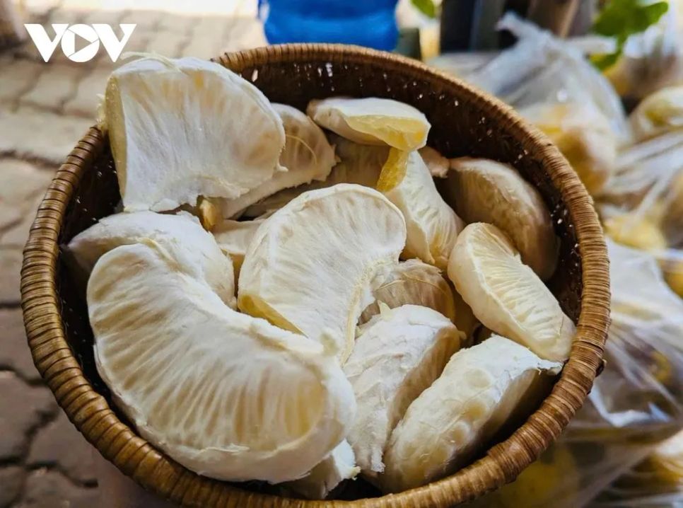 <p>Vị ngọt nhẹ, thanh mát của những múi bưởi Diễn lan tỏa chậm rãi nơi đầu lưỡi, quyện cùng hương thơm dịu dàng rất riêng, khiến người thưởng thức chỉ cần nếm qua một lần cũng đủ vấn vương, nhớ mãi hương vị đặc sản của đất Diễn mỗi độ Tết đến, xuân về.</p>