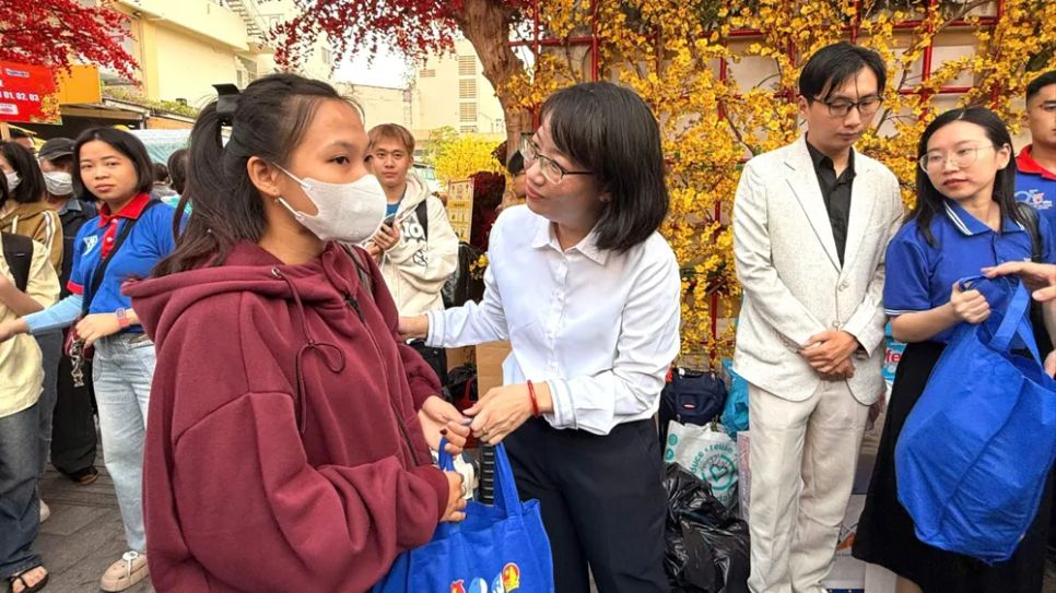 Phó Chủ tịch UBND TPHCM Trần Thị Diệu Thúy tiễn người lao động về quê trên 