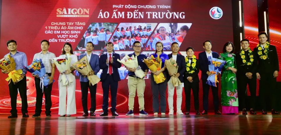 <p>Báo SGGP tặng hoa các nhà tài trợ đầu tiên đồng hành với chương trình Áo ấm đến trường</p>