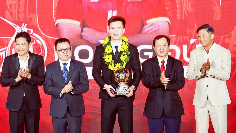 <p>Đồng chí Huỳnh Thành Đạt, đồng chí Lê Quốc Minh, HLV Lê Huỳnh Đức và HLV Nguyễn Hồng Sơn chúc mừng Quả bóng vàng 2025 Nguyễn Hoàng Đức</p>