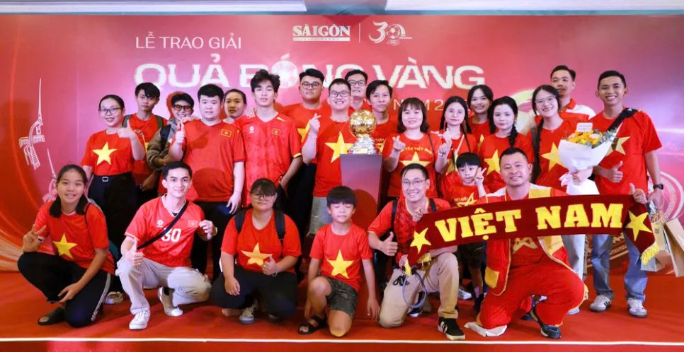 <p>Người hâm mộ đến dự đêm Gala</p>