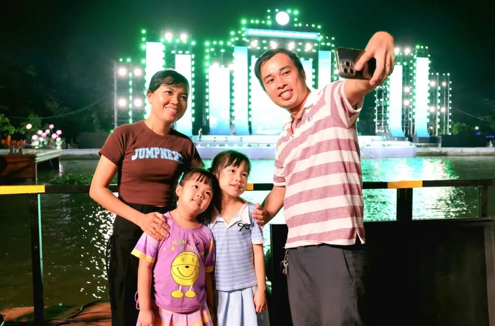 Người dân, du khách háo hức chờ đón chương trình khai mạc diễn ra