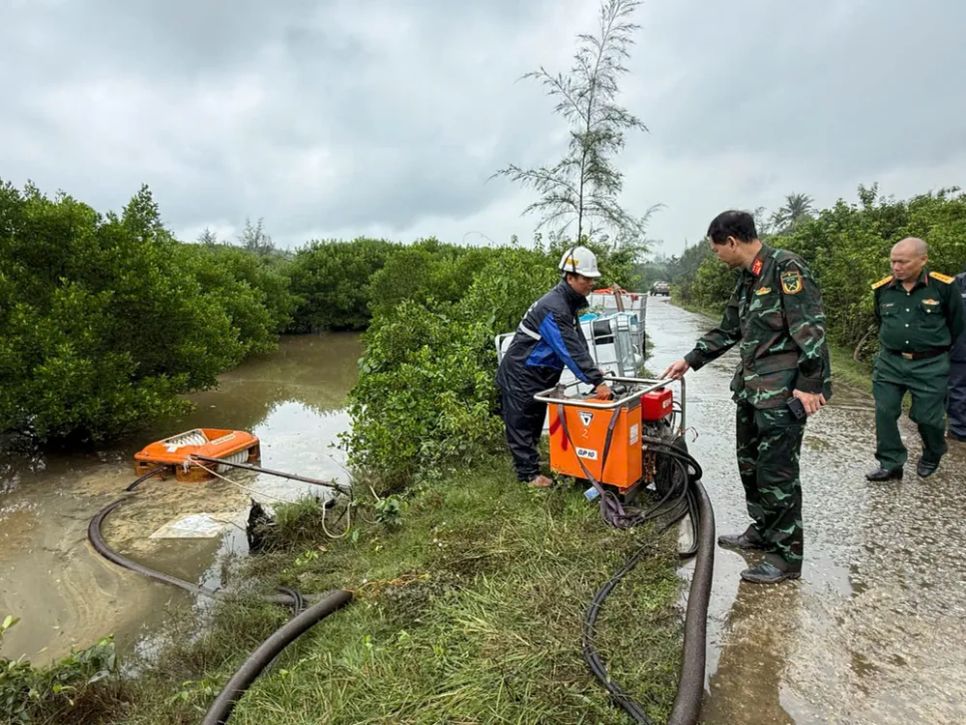 Các đơn vị đã khoanh vùng, ngăn chặn không để dầu lan rộng