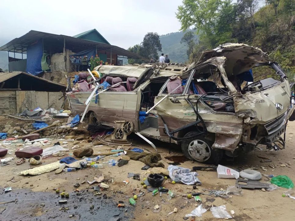 Chiếc xe khách bị vò nát