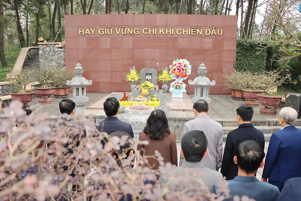 Lãnh đạo tỉnh Hà Tĩnh và các đại biểu dâng hương tại khu mộ Tổng Bí thư Trần Phú