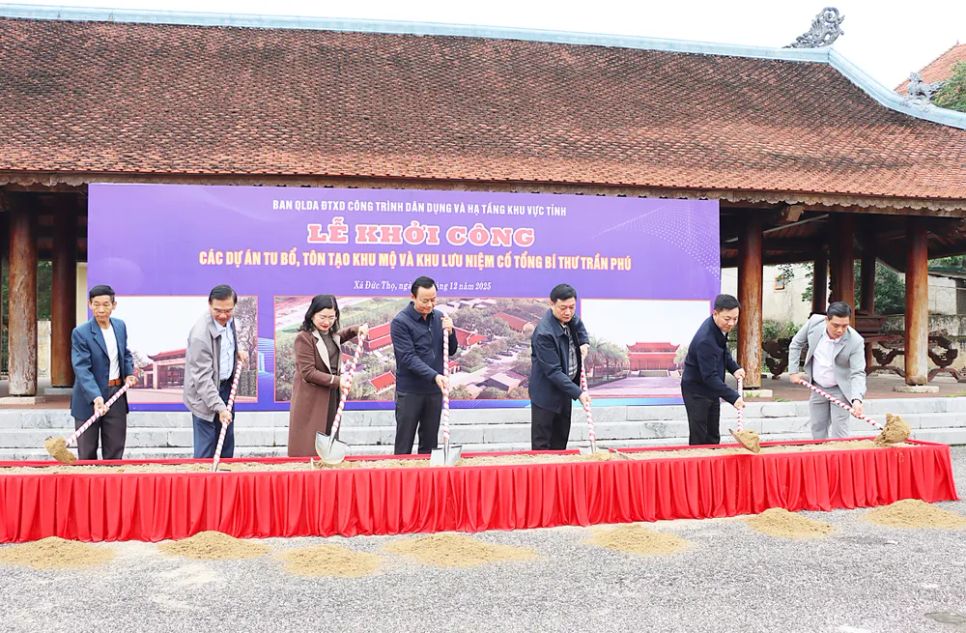 Lãnh đạo tỉnh Hà Tĩnh và các đại biểu tiến hành nghi thức khởi công dự án xây dựng nhà lưu niệm, nhà tưởng niệm tại Khu lưu niệm Tổng Bí thư Trần Phú