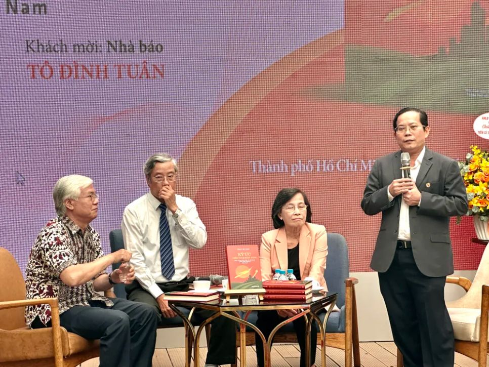 Các khách mời tham gia chia sẻ trong chương trình. Từ trái qua: TS - Giảng viên cao cấp Nguyễn Khắc Cảnh; ThS Phạm Bình An; đồng chí Phạm Phương Thảo và nhà báo, TS Tô Đình Tuân trong vai trò điều phối. Ảnh: HỒ SƠN