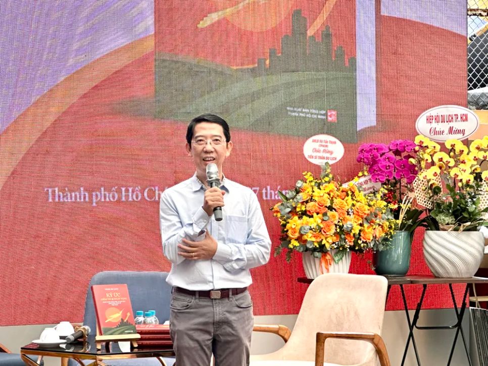 Ông Nguyễn Thành Lợi, Giám đốc - Tổng Biên tập NXB Tổng hợp TPHCM, chia sẻ tại chương trình. Ảnh: HỒ SƠN