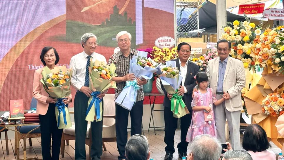 TS Trần Du Lịch ra mắt sách “Ký ức - Niềm tin & Khát vọng”: Viết về quá khứ để hướng đến tương lai