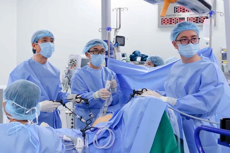 Ê-kíp bác sĩ Vinmec trong phòng phẫu thuật.