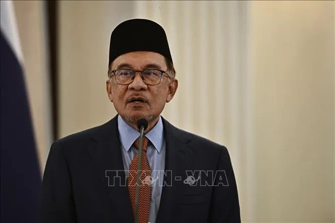 Thủ tướng Malaysia Anwar Ibrahim phát biểu trong một cuộc họp báo. Ảnh: AFP/TTXVN Thủ tướng Malaysia Anwar Ibrahim phát biểu trong một cuộc họp báo. Ảnh: AFP/TTXVN