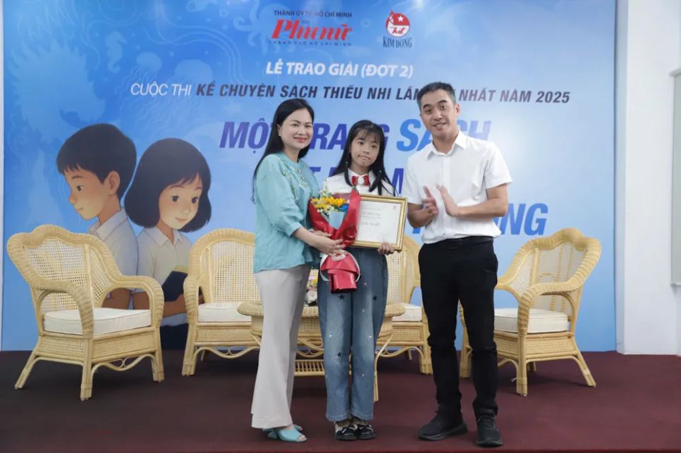 Bà Phạm Thị Vân Anh, Phó Tổng Biên tập Báo Phụ nữ TPHCM và nhà văn Văn Thành Lê, Giám đốc chi nhánh NXB Kim Đồng tại TPHCM, trao giải nhất cho thí sinh Hồ Minh Châu. Ảnh: BTC