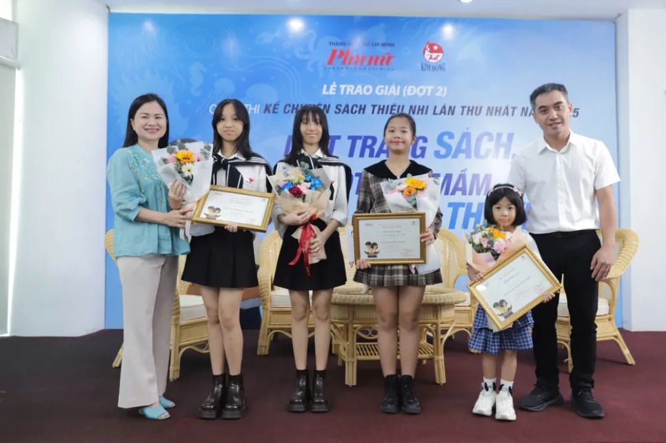 Các thí sinh nhận giải khuyến khích từ Ban tổ chức. Ảnh: BTC