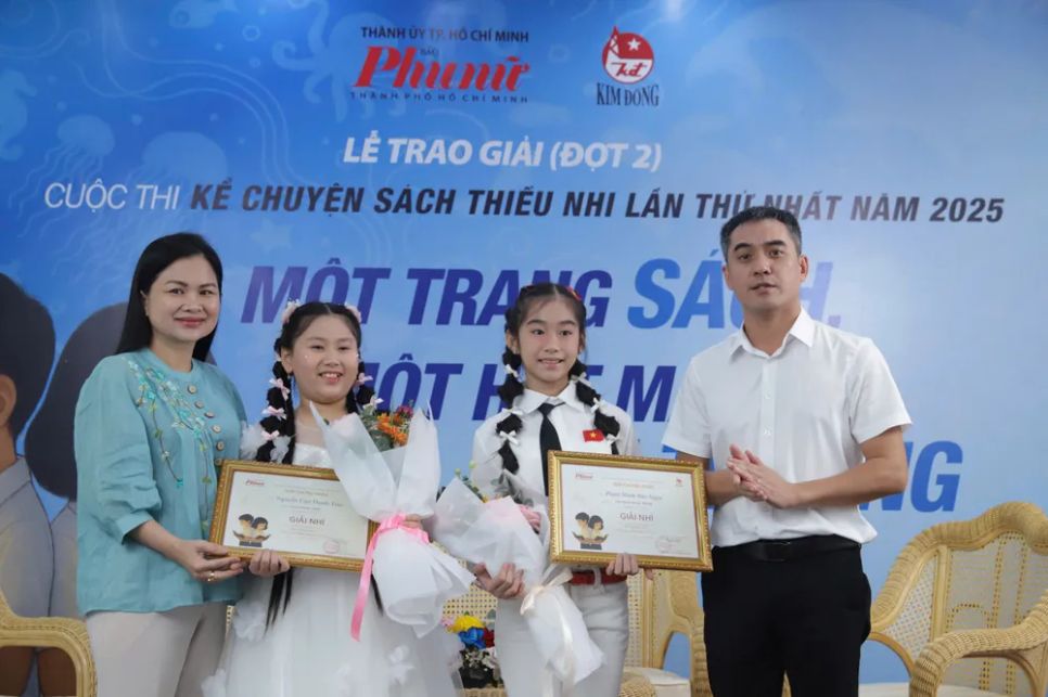 Trao giải nhì cho 2 thí sinh Phạm Minh Bảo Ngọc và Nguyễn Cao Thanh Trúc. Ảnh: BTC