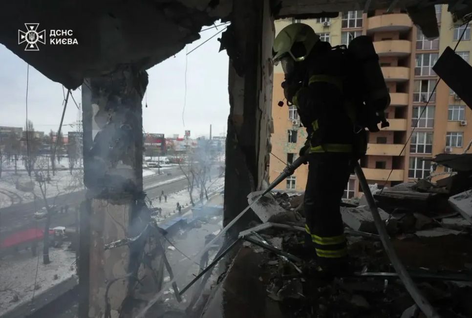 Lực lượng cứu hộ dập tắt đám cháy sau cuộc tấn công quy mô lớn của Liên bang Nga nhằm vào Kiev ngày 27/12/2025. Ảnh: TTXVN/Cơ quan Tình trạng Khẩn cấp Nhà nước Ukraine