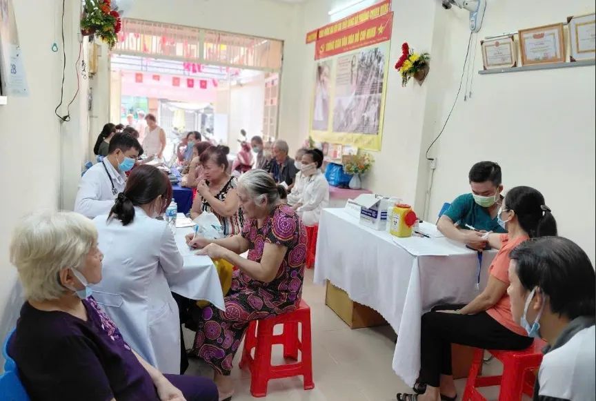 Nhân viên trạm y tế thăm khám cho người dân trên địa bàn