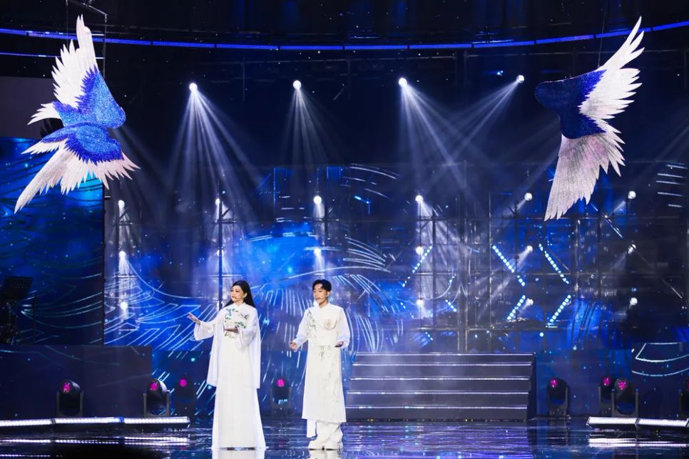 Ca sĩ Như Quỳnh và Hồ Văn Cường trong tiết mục 