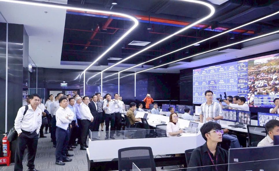 Bí thư Thành ủy TP.HCM Trần Lưu Quang và đoàn công tác tham quan Trung tâm Điều hành thông minh (IOC) của Tập đoàn Becamex, tìm hiểu mô hình quản lý, vận hành đô thị thông minh và chuyển đổi số.