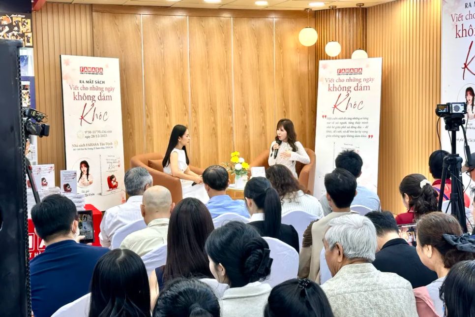 Tác giả Huỳnh Tú Uyên (phải) chia sẻ với bạn đọc về hành trình viết nên cuốn sách đầu tay